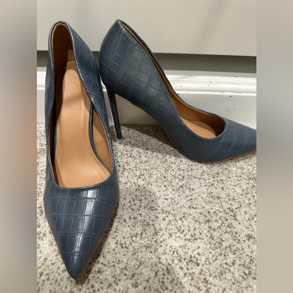 Closed toe heels